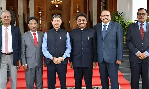 TN Governor RN Ravi administered the oath of office to Shakeel Akhter as State Chief Information Commissioner. (Twitter/@DrMdJawaid1)