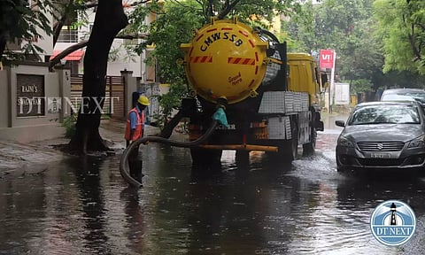 GCC workers trying to clear off the waterlogging in Ashok Nagar (Manivasagan N)