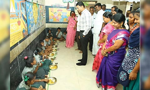 Madurai Corpn Commissioner interacts with students