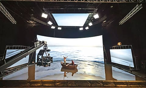 Break Free: Merge of real sets with virtual background