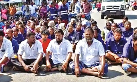 Protesting cleanliness workers along with kin of deceased block road in Nagapattinam 