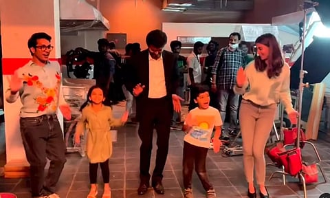 Vijay along with a few kids performed the popular hookstep of 'Buttabomma' 