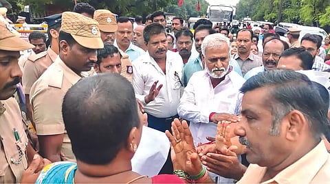 Residents gherao minister Sekarbabu opposing move to evacuate them for construction of new bus terminus