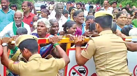 Police stopping protesting villagers