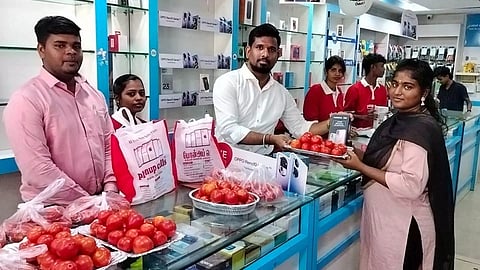 Shop in Ratinanginaru gives 2 kgs tomatoes for every smartphone purchase