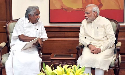 Prime Minister Narendra Modi with senior Congress leader Oommen Chandy (Twitter/@narendramodi)