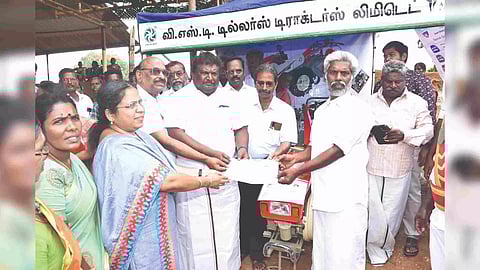 Minister SS SIvasankar distributing kuruvai special package to Ariyalur farmers