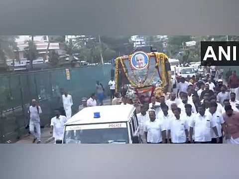 The mortal remains of Kerala CM Oommen Chandy being taken to his native place in Kottayam today