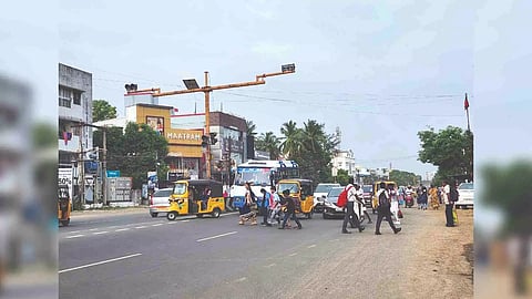 Faulty signals on Velachery High Road has resulted in total chaos during peak hours all days