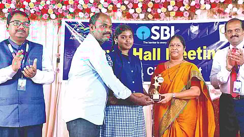 Prizes were awarded to the winners of the essay competition held among school students 