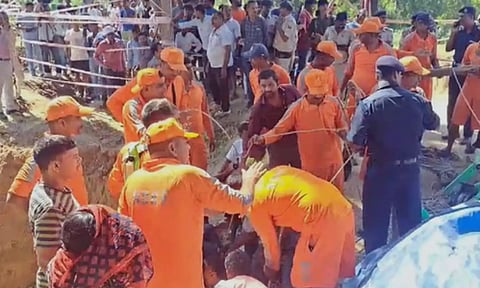 Four-year-old who fell into a borewell in Nalanda, successfully rescued