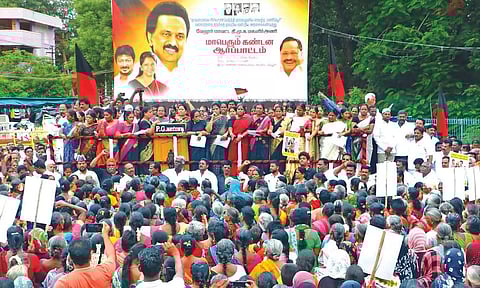 Mayor Sujatha Anandakumar leading the agitation in Vellore on Monday