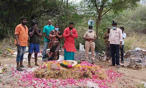 Body of Irish lady Anna Lucy being cremated by Manimaran