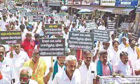 Farmers take out a rally in Pattukkottai on Friday