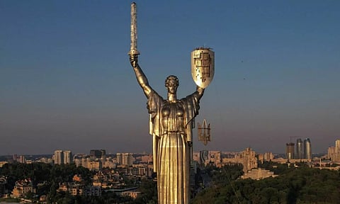 Mounting a Ukrainian national emblem to the shield of the 'Motherland' monument in Kyiv