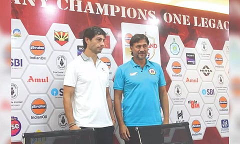 Rival coaches Juan Ferrando and Carlos Cuadrat pose together.
