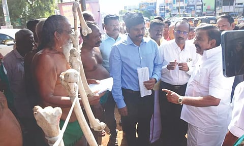 Minister KN Nehru interacting with the agitating farmers in Tiruchy on Friday.