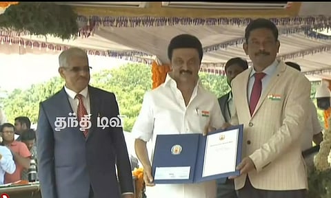 TN CM M K Stalin presented the Nal Aalumai Virudhu (Good Personality Award) to the dean of RGGGH Dr E Theranirajan at the Independence Day celebration ceremony on Tuesday. (Thanthi TV screengrab)