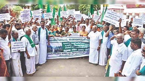 Members of Cauvery Rights Retrieval Committee staging a protest in Thanjavur on Tuesday