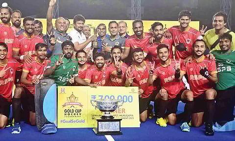 Udhayanidhi Stalin, Minister of Youth Welfare and Sports Development of Tamil Nadu, M M Murugappan, Chairman - CUMI & Chola MS Insurance and P Vijaykumar, President, MCC with the winners of 94th MCC-Murugappa Gold Cup Hockey tournament
