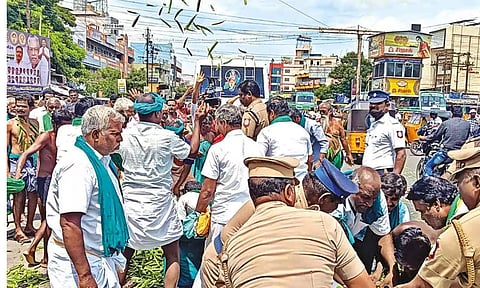 Free for all in Tiruchy as farmers throw ladies finger on road
