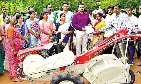 Chengapattu Collector Rahul Nadh distributes power tillers to farmers