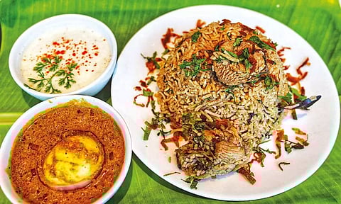 Chettinad kozhi biryani with Sutta muttai korma