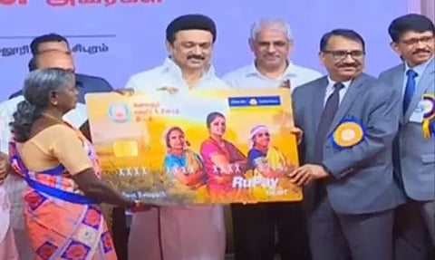 CM Stalin distributing ATM card to a beneficiary of the KMUT scheme. (Thanthi TV Screengrab)