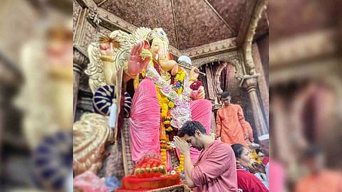 Karthik Aryan visited Lalbaugcha Raja (Photo/IANS)