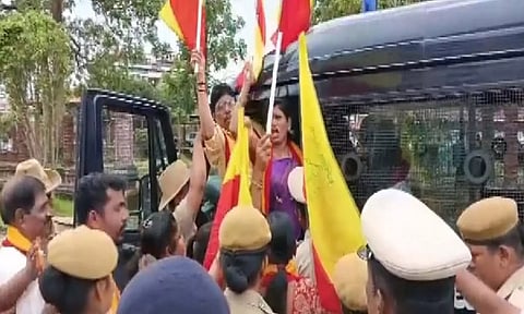 Karnataka Rakshana Vedike members holds protest (ANI)