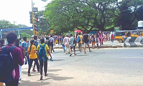 Poor traffic regulation in Tambaram has resulted in chaos during peak hours