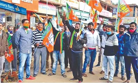 The Viral image depicting BJP supporters standing in front of a Canara Bank