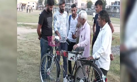 84-year Munshi Ram transforms regular bicycle into e-cycle using solar power (ANI)