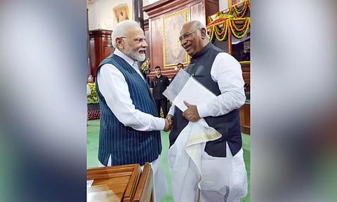 Mallikarjuna Kharge with Narendra Modi.