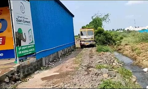 Tankers dump sewage into a lake near Vengadamangalam