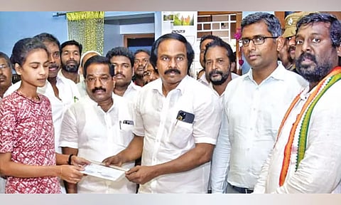 Minister handed over compensation 