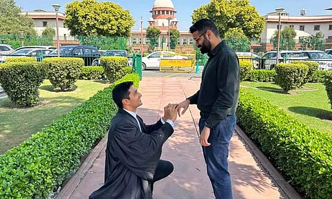 Gay couple exchange rings in front of SC (Photo: Twitter)