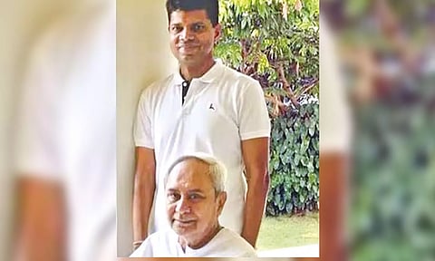 VK Pandian with CM Naveen Patnaik (file)