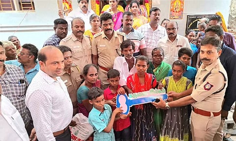 Cuddalore SP R Rajaram handing over the keys of the house to Muthulakshmi on Thursday