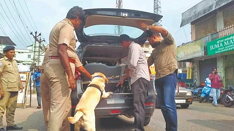 Police check vehicle with aid of sniffer dog at Kaliyakkavilai in Kanniyakumari district on Sunday