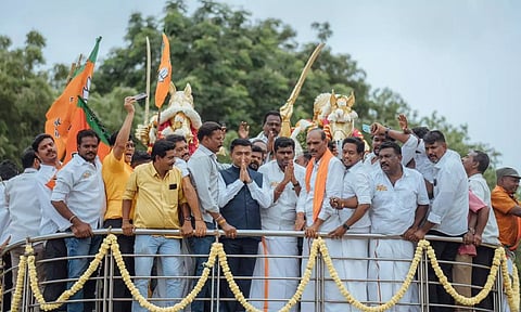 Goa CM Pramod Sawant and TN BJP president K Annamalai on Monday paid tributes to Maruthu Brothers in Madurai.