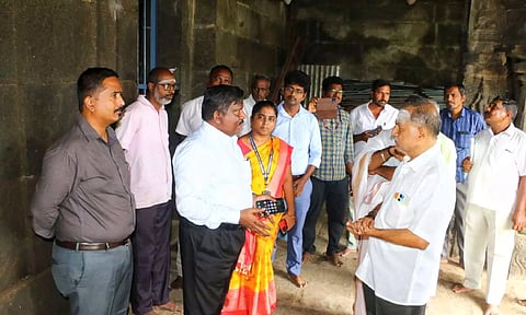Officials of ASI and Jalagandeswarar temple trust argue in front of the contentious room