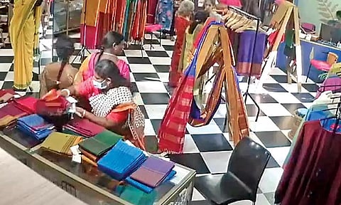 CCTV footage showing the gang of women stealing sarees