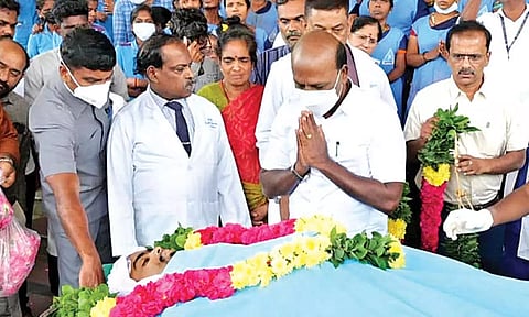 Minister paying respects to A Kaliamurthy, the braindead person whose kin donated his organs