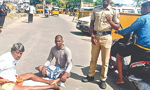 The injured sculptor staging a road roko in protest