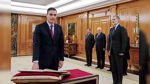 Spain's Prime Minister Pedro Sanchez takes the oath of office during a ceremony at Zarzuela Palace (Photo/Reuters)