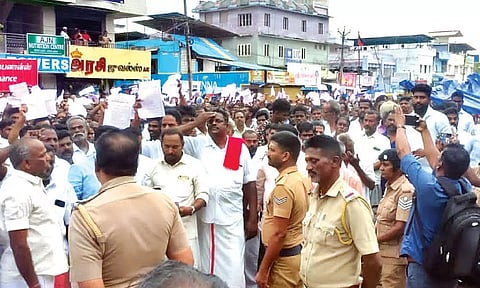 Residents along with village presidents of five panchayats staging protest at Athirampattinam in Thanjavur on Wednesday