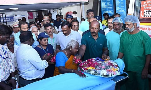 Ma Subramanian pays respect to Parthiban who died of brain death at Royapettah Government Hospital (Twitter)