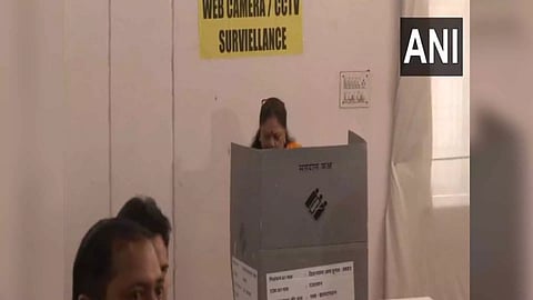 Vasundhara Raje casts vote in Jhalawar (Photo/ANI)