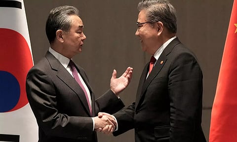 South Korean Foreign Minister Park Jin, right, talks with his Chinese counterpart Wang Yi (Photo: Reuters) 